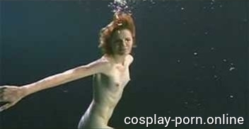 Невидимый учёный трогает голую грудь Ким Диккенс (Невидимка) (+порно фото)