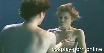 Невидимый учёный трогает голую грудь Ким Диккенс (Невидимка) (+порно фото)