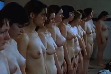 Монахиня унижает голых девушек в фильме Сёстры Магдалины