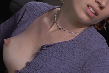 Невидимый учёный трогает голую грудь Ким Диккенс (Невидимка)